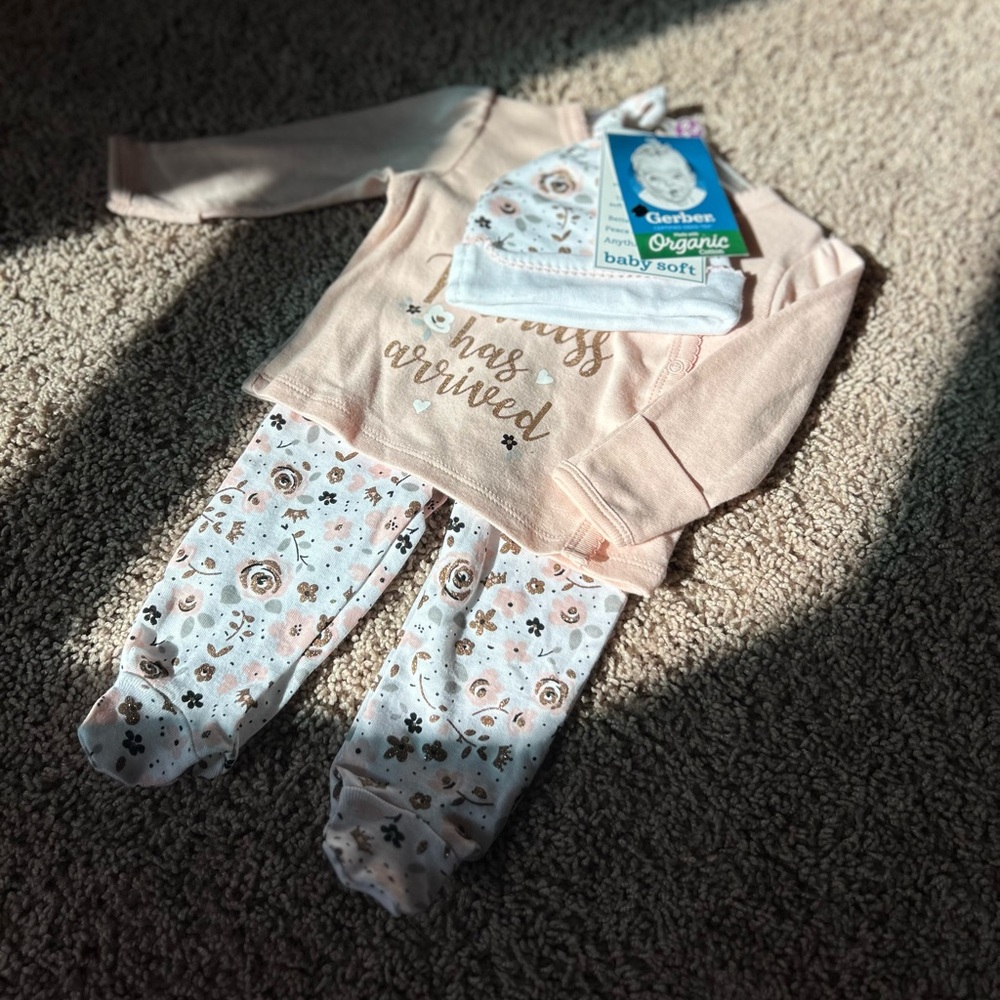 Organic 0-3 month old
Baby Girl Clothes + Burp
Cloths Bundle
